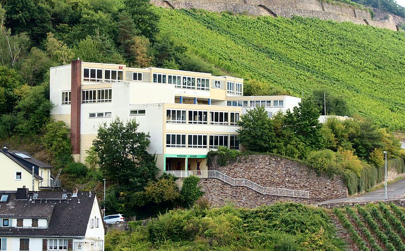 Nikolaus-Schule in Assmannshausen (Foto: Wikipedia)