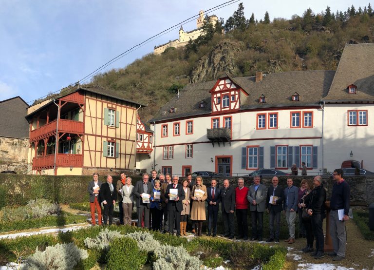 Präsentation vor stattlicher Kulisse: Innenminister Roger Lewentz stellt die Studie zu 39 Burgen im Oberen Mittelrheintal vor. (Foto: Marcus Schwarze)