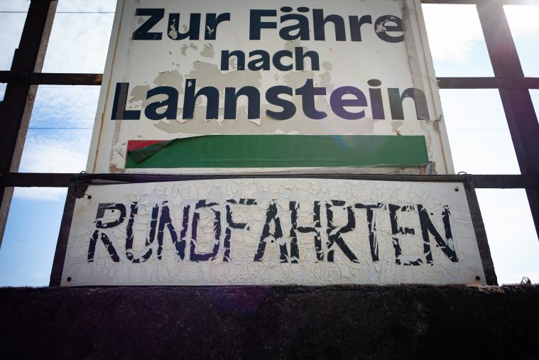 In die Jahre gekommen: Ein Schild weist auf eine Fähre nach Lahnstein hin. (Foto: Piel media)
