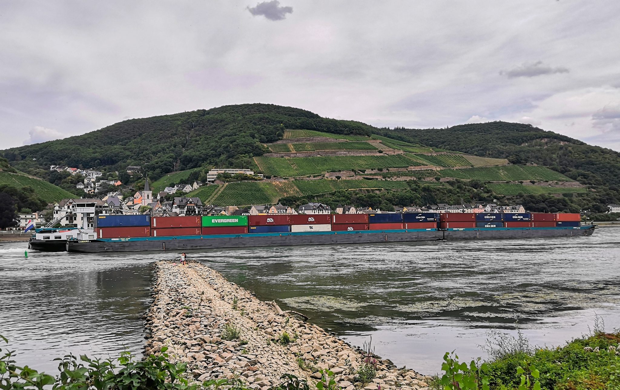 Containerschiff auf dem Mittelrhein